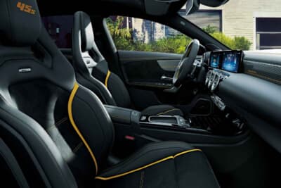 Mercedes-AMG CLA 45 S 4MATIC+ Final Edition：ブラックを基調にイエローを効かせた専用コーディネートを採用したインテリアはスパルタン