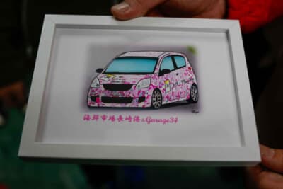 今シーズンの東北660ではシャンパンのボトルに参加車両が描かれている。今回は耐久レースで活躍する34号車のL275ミラが選ばれた