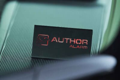 オーサーアラーム製品の装着を視覚的にアピールできるLEDスキャナー。赤く点滅するブラックベースのスキャナーは、他では手に入らないログオンオリジナルスペック