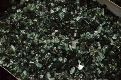 使用済みのクルマの窓ガラスを分別・破砕したあと、タンブラーやロックグラス、花瓶などを作製している
