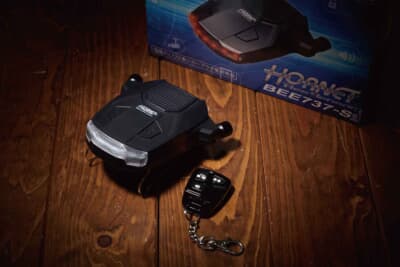 ホーネット・ビーセンサーワンタッチセキュリティBEE737-S：サンバイザーに取り付けられるワンタッチ型電子セキュリティ。警報時はLEDが激しく点滅し威嚇する。オプションでドアセンサーやバックアップサイレンGPSなども取り付け可能