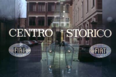 玄関のガラス戸には「チェントロ・ストリコ」の文字が