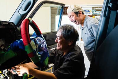 「持ち主にはある程度内容を把握して欲しい」ため、施工途中であっても見せる派の内山さん。そのうえで簡単にセキュリティ解除をされないインストールをする