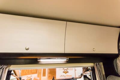 JOLY BEE:両脇天井付近にも収納を設けており、車両全体としても収納スペースはかなり確保されている