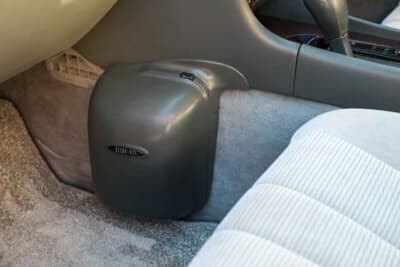 トヨタ アリスト:意外と知られていない純正のクリーンボックス(ごみ箱)。前オーナーが本体を取り除きベースだけが残っていたそうで、立川さんが本体を探し出したこだわりの装備品だ