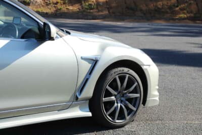 日産 スカイラインクロスオーバー：フロントの加工過程を追っていくと、まずバンパーとボンネット、ライトを収めるために、ラジエータコアサポートを含めた周辺部品を加工。ノーズがスカイラインクロスオーバーよりも低いため、ボンネットの位置を決めてからバンパーの収まりを調整し、その寸法が決まった段階でフェンダーの位置合わせを行った