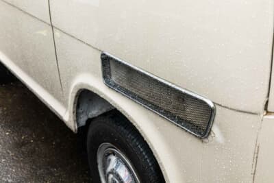 スバル サンバーバン：エンジン冷却用のアウトレット