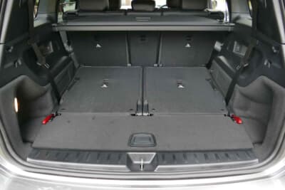 メルセデス・ベンツ GLB 200 d 4MATIC アーバンスターズ：ラゲッジスペースは、3列目を折り畳めば奥行910mm（＝筆者実測値）に広がり、スッキリとキレイにフラットになる