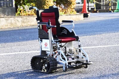 車いすでも海へ行ける、をテーマに開発がすすめられたクローラーモデル。砂浜に降りて行ったり、ちょっとした登山にも、健常者といっしょに行けることがコンセプト
