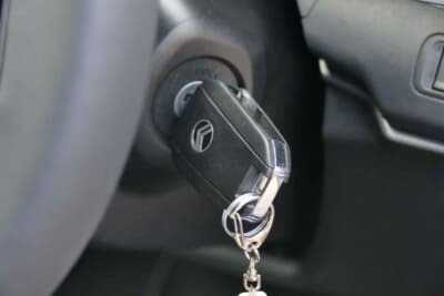 シトロエン C3 MAX ハイブリッド:エンジンキーがステアリングコラムのキーシリンダーに差し込んで捻る方式だった