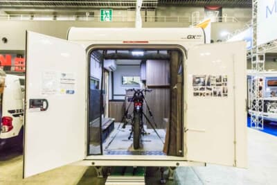タコス GX350:リアに観音開きの大きなドアを設けることで、トレーラー内部に自転車を収納することができる