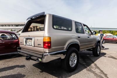 トヨタ 4ランナー:ノーマル車高ながら、サイドステップを外すことで腰高に見せている