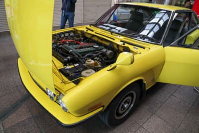 いすゞ117クーペ:1960年代に生産されたスポーツカーは、この前開きのエンジンフードを採用することが多かった