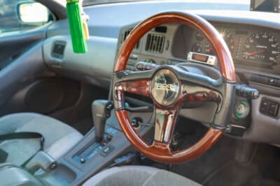 スバルアルシオーネSVX:内装は純正のままで、ステアリングのみBBS製へと変更されている