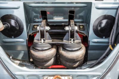 フォルクスワーゲン ビートル:吉竹さんは、純正のサスペンションシステムを自ら加工し、四輪独立のエアバッグをインストールした