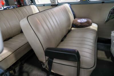 VWタイプ2:ベンチシートは2列。この使い込まれた雰囲気も旧車の魅力