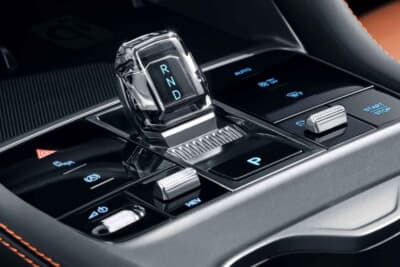 BYD SEALION 6:直感的な操作を重視し、物理ボタンを最大限に生かしたデザイン