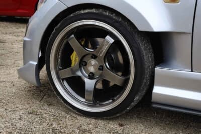 ダイハツ コペン:足 まわりはPCR オーダーメイド車高調を装備。ホイールはヨコハマ アドバンGT BEYOND 17インチ 、タイヤはアドバン フレバを選択する