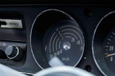 ホンダN III 360:タコメーターが備わらないグレード。速度計の内側には、推奨 シフトアップ ポイントを示す目盛りが刻まれているのが興味深い