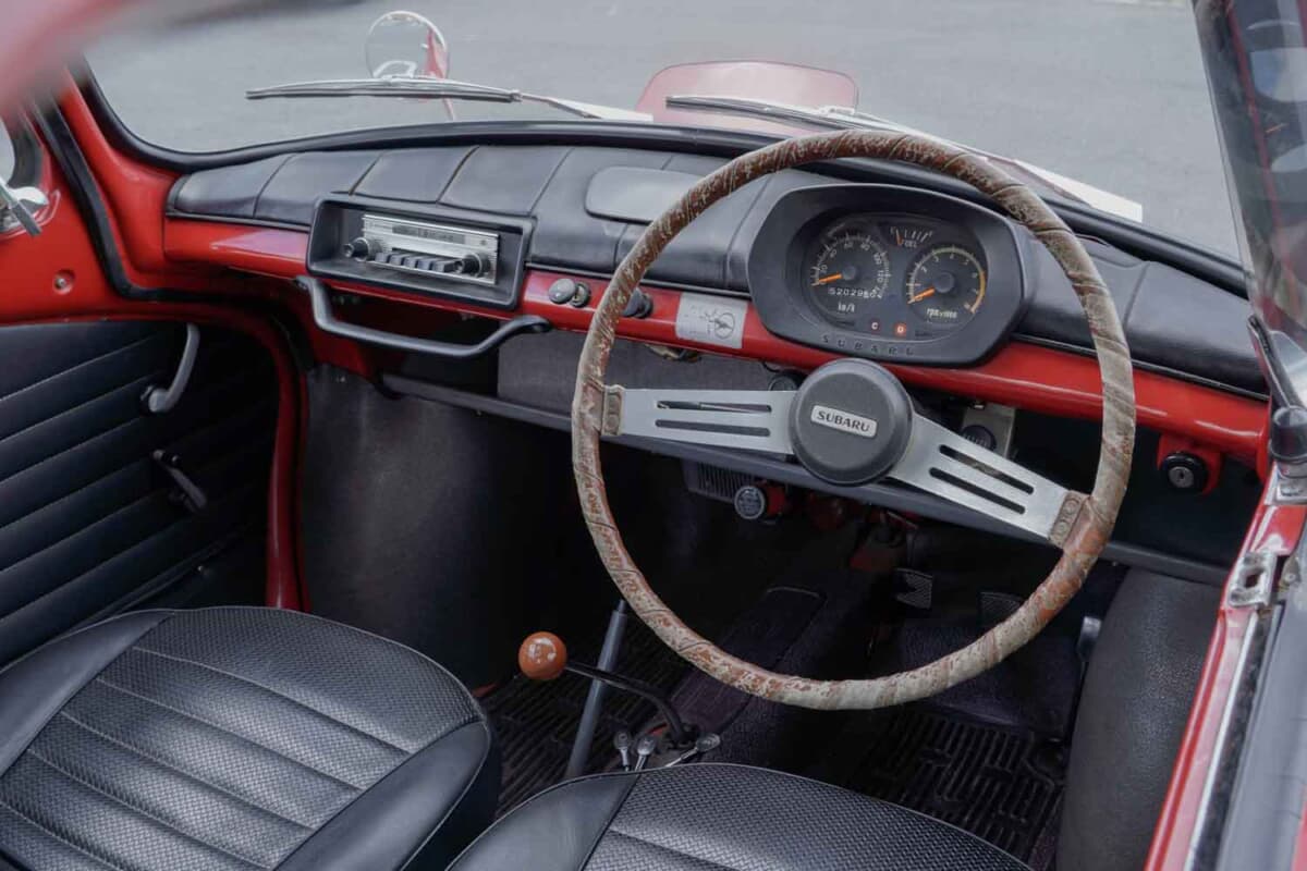 スバル 360 ヤングS：スポーツグレードであるヤングSはタコメーターを装着する。スピードメーターは140kmまでのスケールとなっている