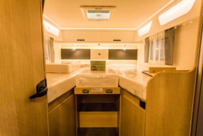 フィアット デュカト:左右にそれぞれシングルベッドがあり、中央の階段部分をマットで埋めると、210cm×210cmというキングサイズ以上の広大なベッドスペースとなる