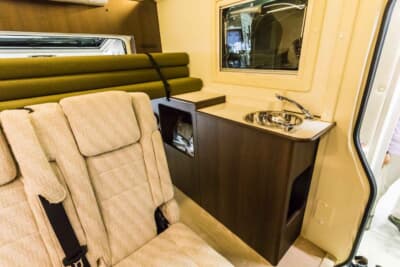 トヨタ ハイエース:左手前には冷蔵庫と電子レンジ、右手前にはシンクが設置される