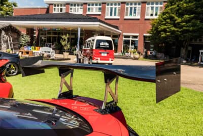 スバル BRZ：リアには巨大なSARD製の旧型GTウイングを装着する