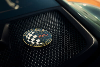 911 GT3 90 F. A.ポルシェ：トランクリッドのグリルには、90 F. A. Porscheと刻んだメッキゴールドのバッジが取り付けられている