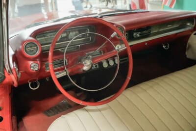キャデラック ドゥビル クーペ：ベンチシートにキャンディカラーのインパネも、古き良きアメリカの雰囲気だ