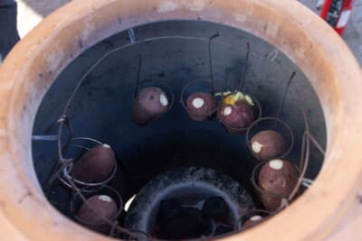 壺焼き芋は、さつまいもから甘い蜜を引き出す調理法。12月にしては暖かい陽気とはいえ、冬の寒さにしみる味わいで一服を与えていた