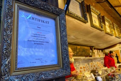 シュトレンのお店では品質証明書も提示して販売されていました。ただし、かなりお高い……