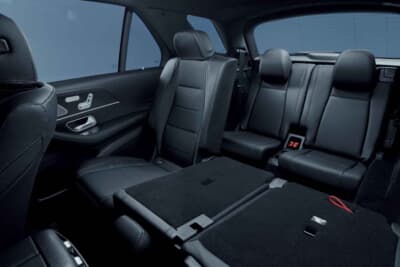 Mercedes-Benz GLE 450 d 4MATIC Sports Night Edition(ISG):アンスラサイトオークウッドインテリアトリムや本革巻スポーツステアリング(ナッパレザー)と組み合わせたキャビンは7名乗りもラインアップ