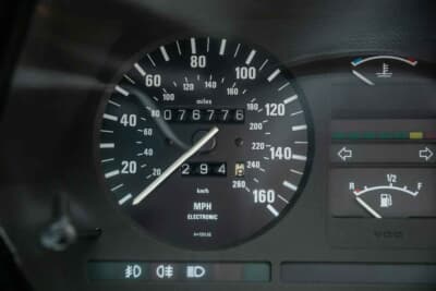 5万5125ポンド（邦貨換算約1147万円）で落札されたBMW「635CSi」（C）iconicauctioneers