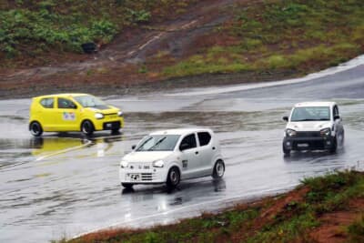 白線をショートカットする走路外走行は違反として厳しくチェックされる。とくに1コーナーのイン側ははみ出しやすいので注意が必要