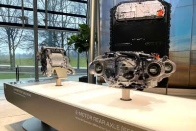 EVのモーターとバッテリーの展示