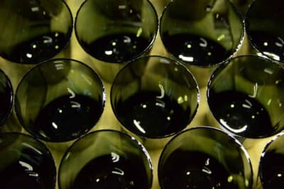 使用済みのクルマの窓ガラスを分別・破砕したあと、タンブラーやロックグラス、花瓶などを作製している