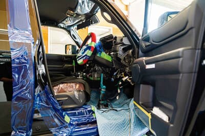 「持ち主にはある程度内容を把握して欲しい」ため、施工途中であっても見せる派の内山さん。そのうえで簡単にセキュリティ解除をされないインストールをする