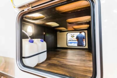 JOLY BEE:リアベッドの下は巨大な収納スペースとなっており、車体側面はもちろん、後部ハッチやクルマの中からもアクセスできる