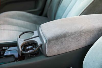 トヨタ アリスト:立川さんの愛車は前期型のため、このドリンクホルダーはもともと装備されていない。そのため、後期用を探して装着した