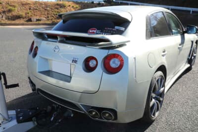 日産 スカイラインクロスオーバー：リアもR35 GT-Rの純正パーツを使って作り込んでいる
