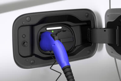 トヨタ アルファード エグゼクティブラウンジ PHEV：普通充電と急速充電が可能