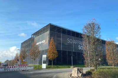 アファルターバッハ村に入ると、AMGの建物ばかりです