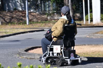 ボランティアスタッフも多くもこのクローラー車いすに乗車。教習所のコースを実際に走行して使い心地を確認していた