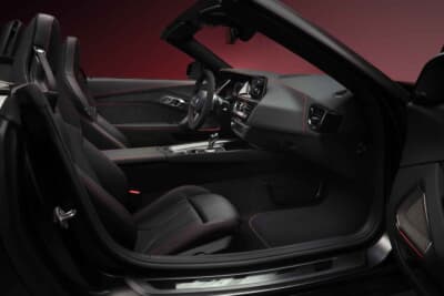 BMW Z4 Final Edition：ダッシュボード、センターコンソール、ドアカード、スポーツシートに赤いステッチがあしらわれる
