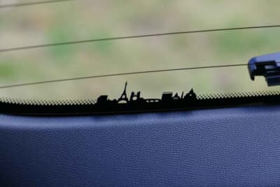 シトロエン C3 MAX ハイブリッド:リアウインドウの黒セラ部分にパリの名所や雄鶏のイラストが描いてあった