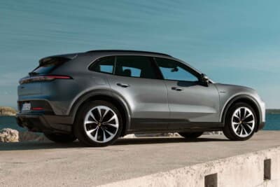 ポルシェ・カイエン・エレクトリック:フレームレスドアとドア表面の印象的なくぼみが特徴のサイドビュー