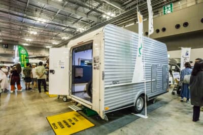 タコス GX350:リアに観音開きの大きなドアを設けることで、トレーラー内部に自転車を収納することができる