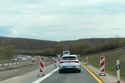 昨今は非常に工事区間が多いアウトバーンです。時速60、80、100kmなどの規制があり、オービスが隠れている確率も高いですよ