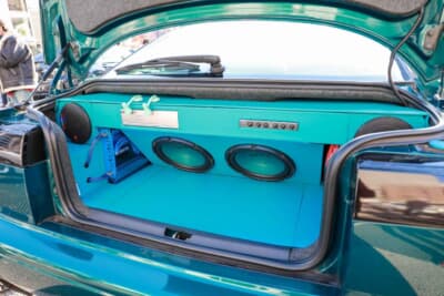 スバルアルシオーネSVX:トランクにはオーディオをインストール。アンプはオライオン・コボルト、イコライザーはソニー XEC-505、ウーファーはインフィニティ、フロントスピーカーはフォーカルなどを使用している