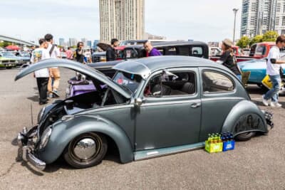 フォルクスワーゲン ビートル:フロントフェンダーの後端や側面にあるランニングボードと呼ばれるステップ部分は、完全に地面に接触している